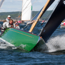 21. august: Kongen og mannskapet på «Sira» ender til slutt på 5. plass i sin klasse, og 6. plass sammenlagt, under VM i seiling for 8-metere på Hankø i Østfold. Foto: James Robinson Taylor/KNS/Hankø Yacht Club